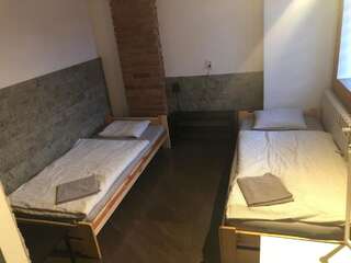 Хостелы M Hostel Гливице Двухместный номер с 2 отдельными кроватями и общей ванной комнатой-1